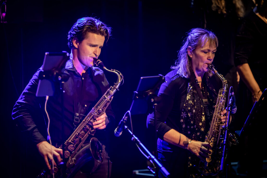 Desire Hoofddorp gospel koor Haarlemmermeer zingen met live band saxofonisten; Rick Klein Wolterink, Irma Swart