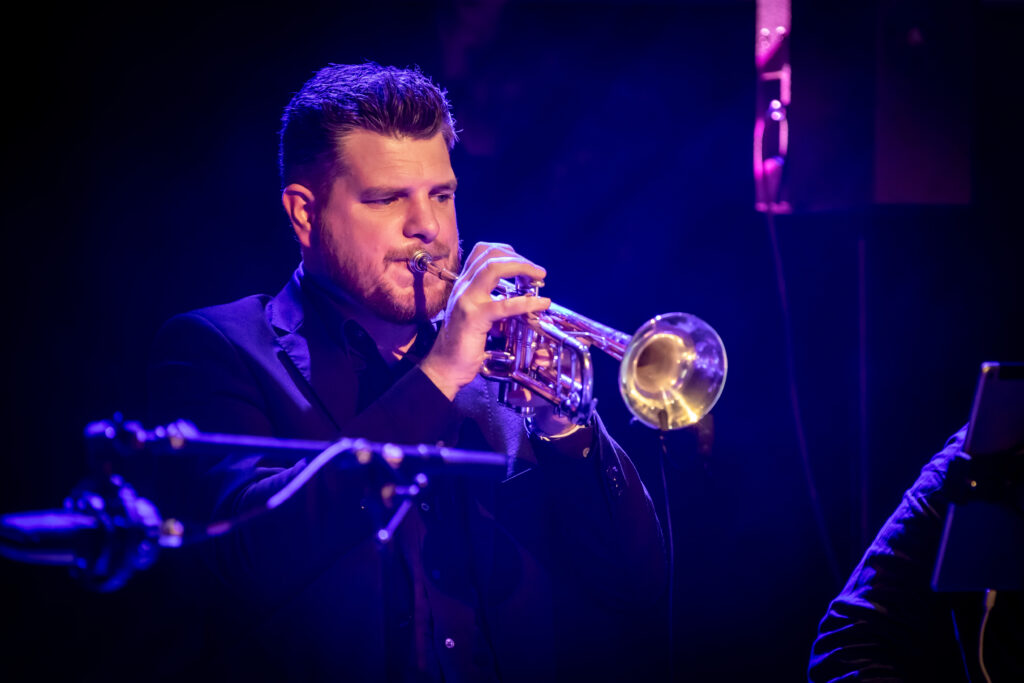 Desire Hoofddorp gospel koor Haarlemmermeer zingen met live band trompettist; Robin Jonkman