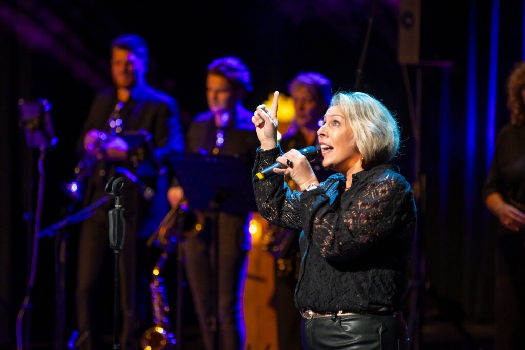 Desire Hoofddorp soliste Mirjam Koetje zingen met live band gospelkoor Haarlemmermeer